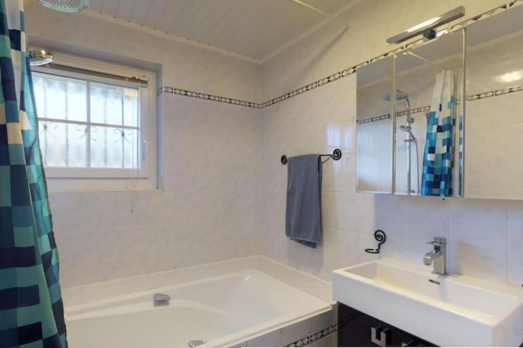 Cheerful Villa With Fireplace, Bath-Tub And Garden Noville Екстериор снимка