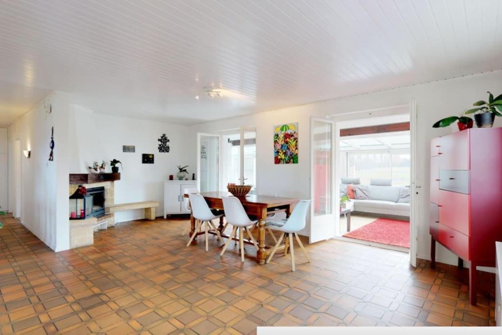 Cheerful Villa With Fireplace, Bath-Tub And Garden Noville Екстериор снимка